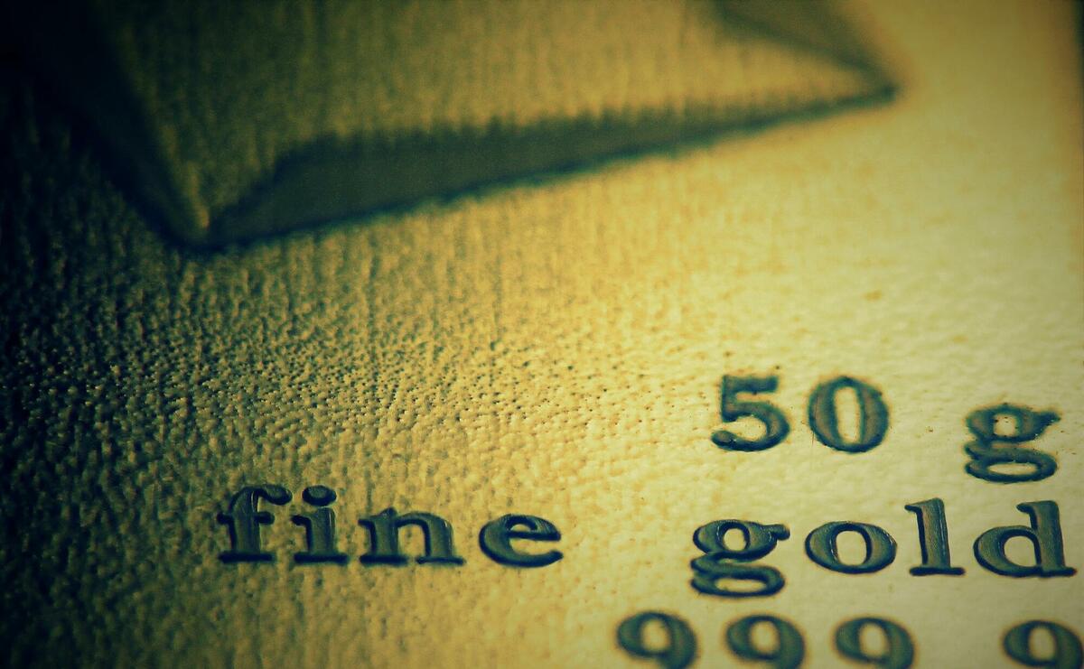 Engraving on a gold bar, saying "fine gold".