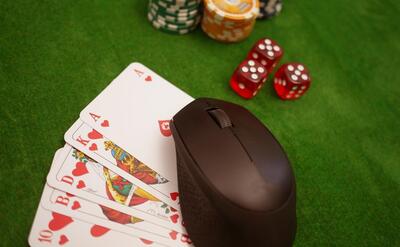 Online poker, cards, crisps