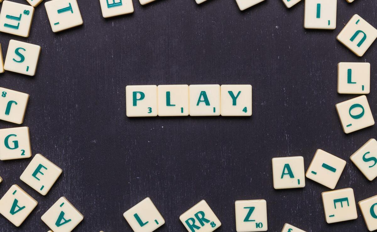 Play scrabble letters over black background.